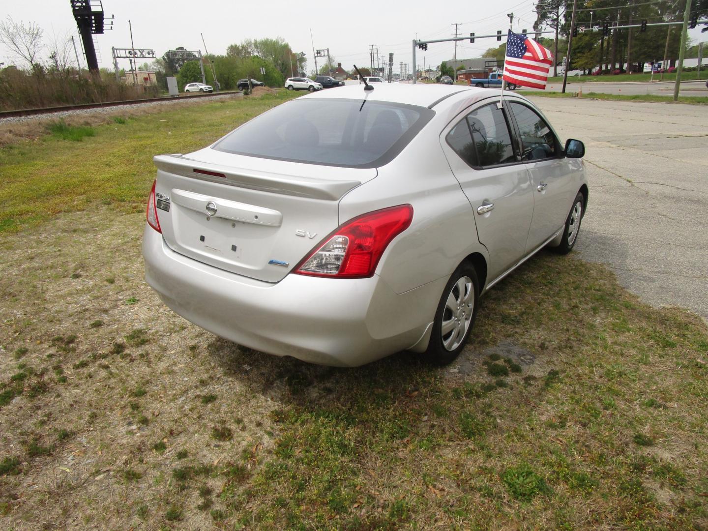 2014 Silver Nissan Versa 1.6 S 5M (3N1CN7AP1EL) with an 1.6L L4 DOHC 16V engine, 5-Speed Automatic transmission, located at 2553 Airline Blvd, Portsmouth, VA, 23701, (757) 488-8331, 36.813889, -76.357597 - Down Payment: $799 Weekly Payment: $75 APR: 23.9% Repayment Terms: 42 Months ***CALL ELIZABETH SMITH - DIRECTOR OF MARKETING @ 757-488-8331 TO SCHEDULE YOUR APPOINTMENT TODAY AND GET PRE-APPROVED RIGHT OVER THE PHONE*** - Photo#5